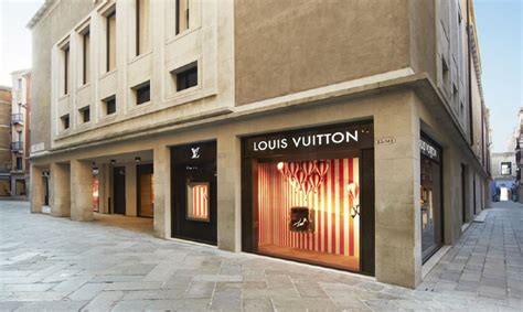 inagurazione fabbrica louis vuitton carina to